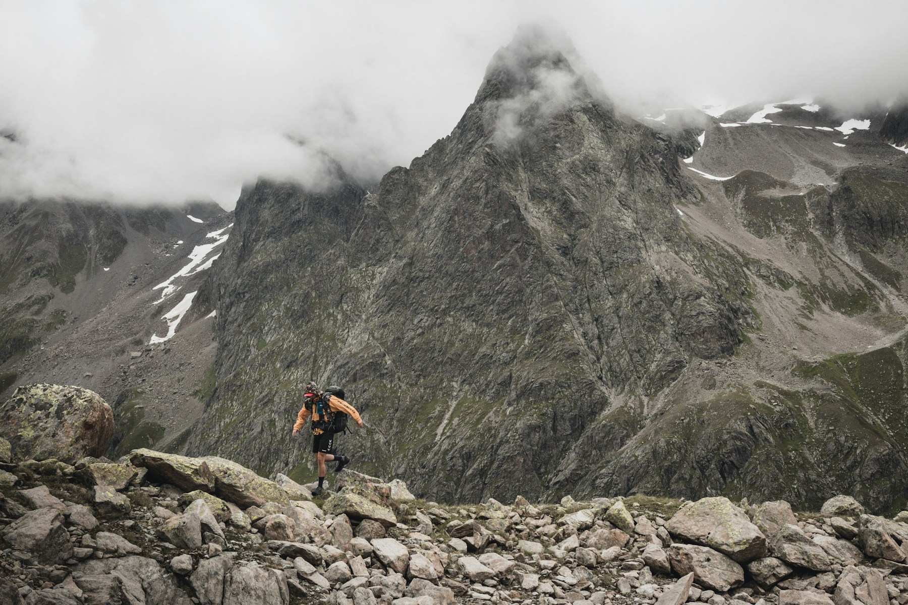 Trail sur un sentier rocheux en altitude dans les Alpes suisses