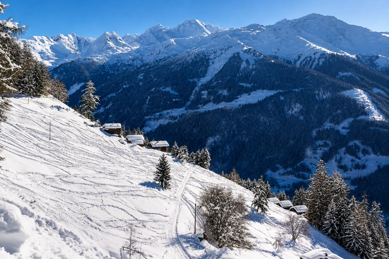 Pentes enneigées et traces de ski de randonnée au-dessus du Gypaète, Verbier backcountry