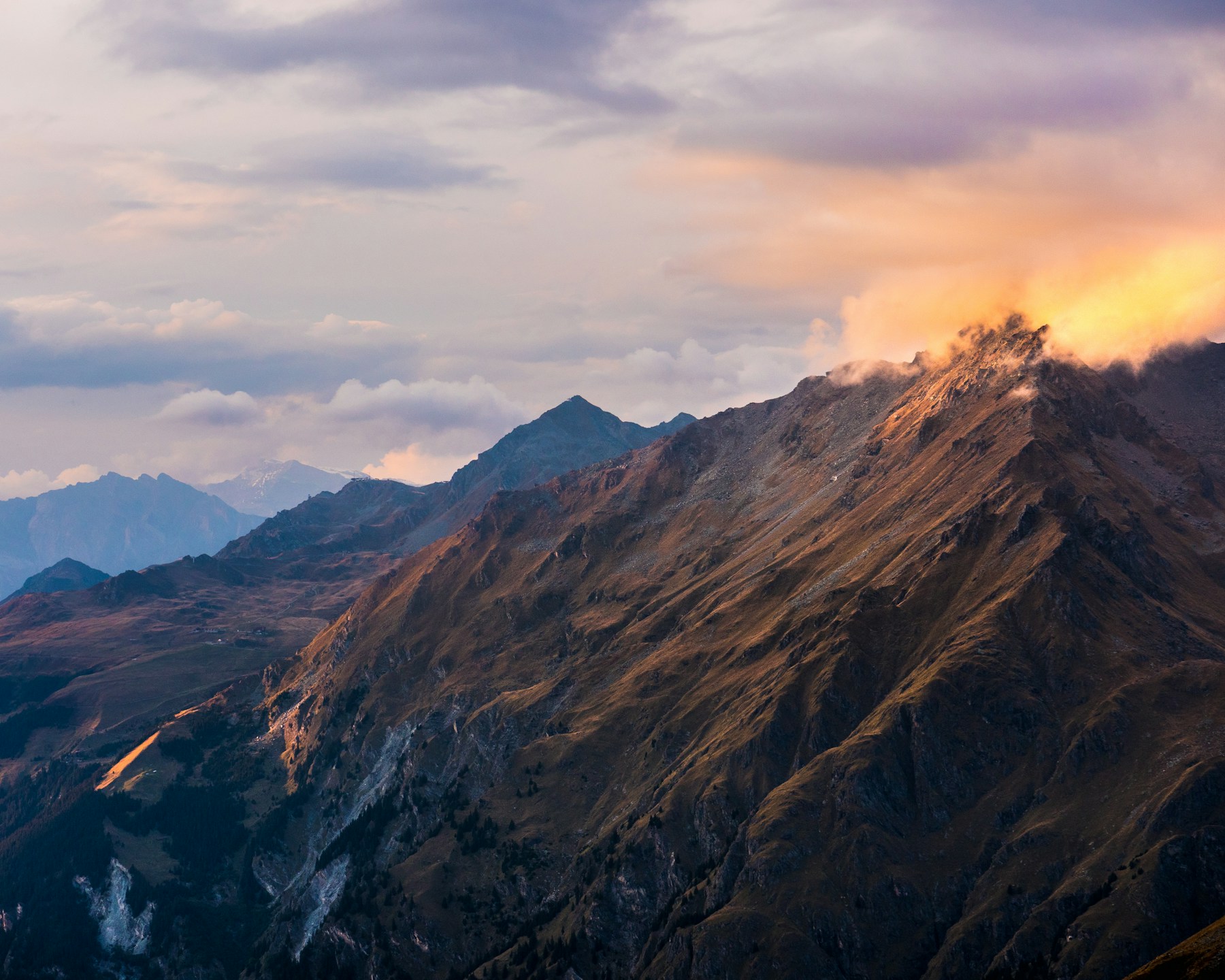 Crêtes alpines de Verbier éclairées par le soleil