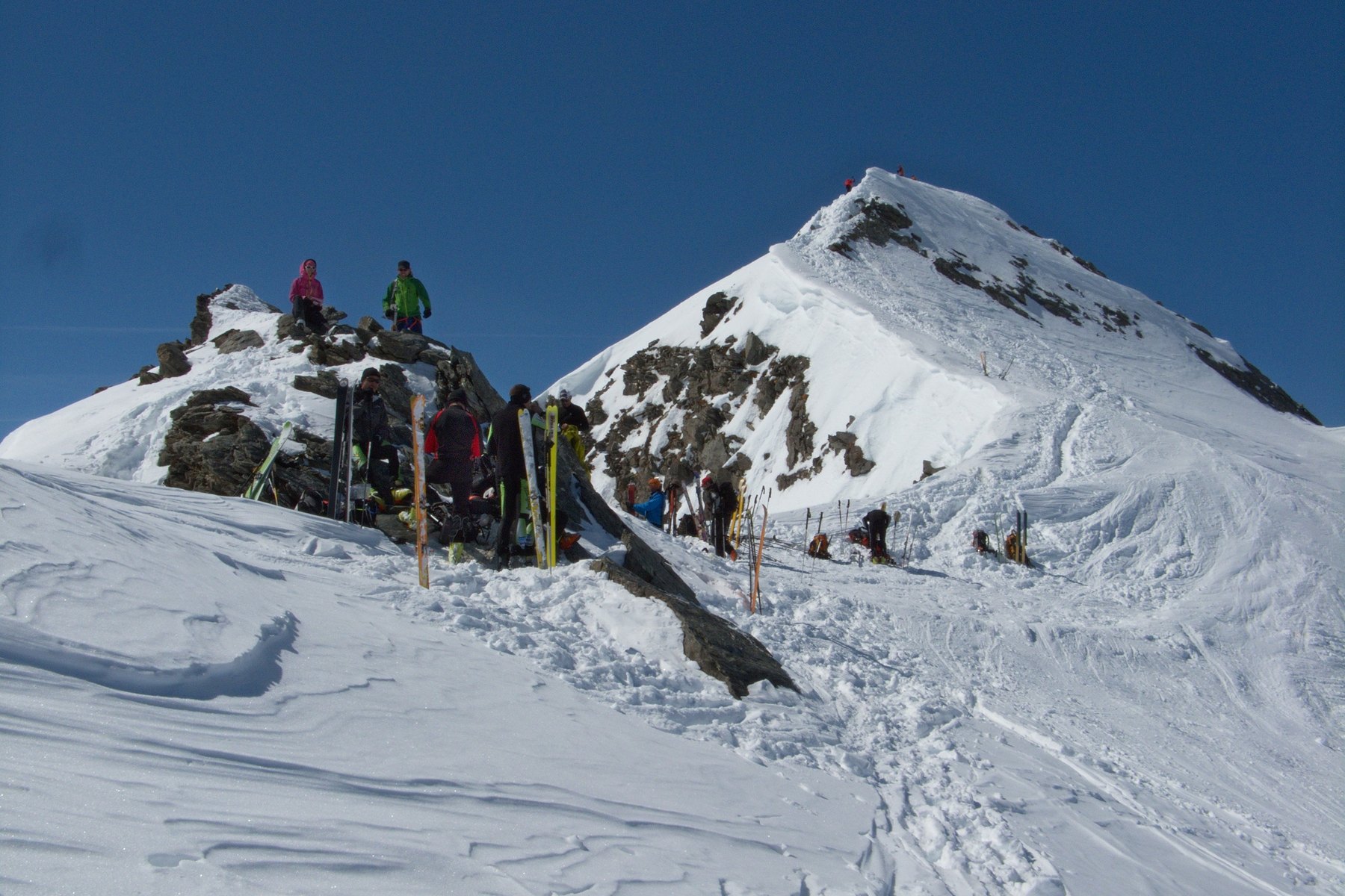 Skieurs de randonnée au sommet enneigé de la Rosablanche