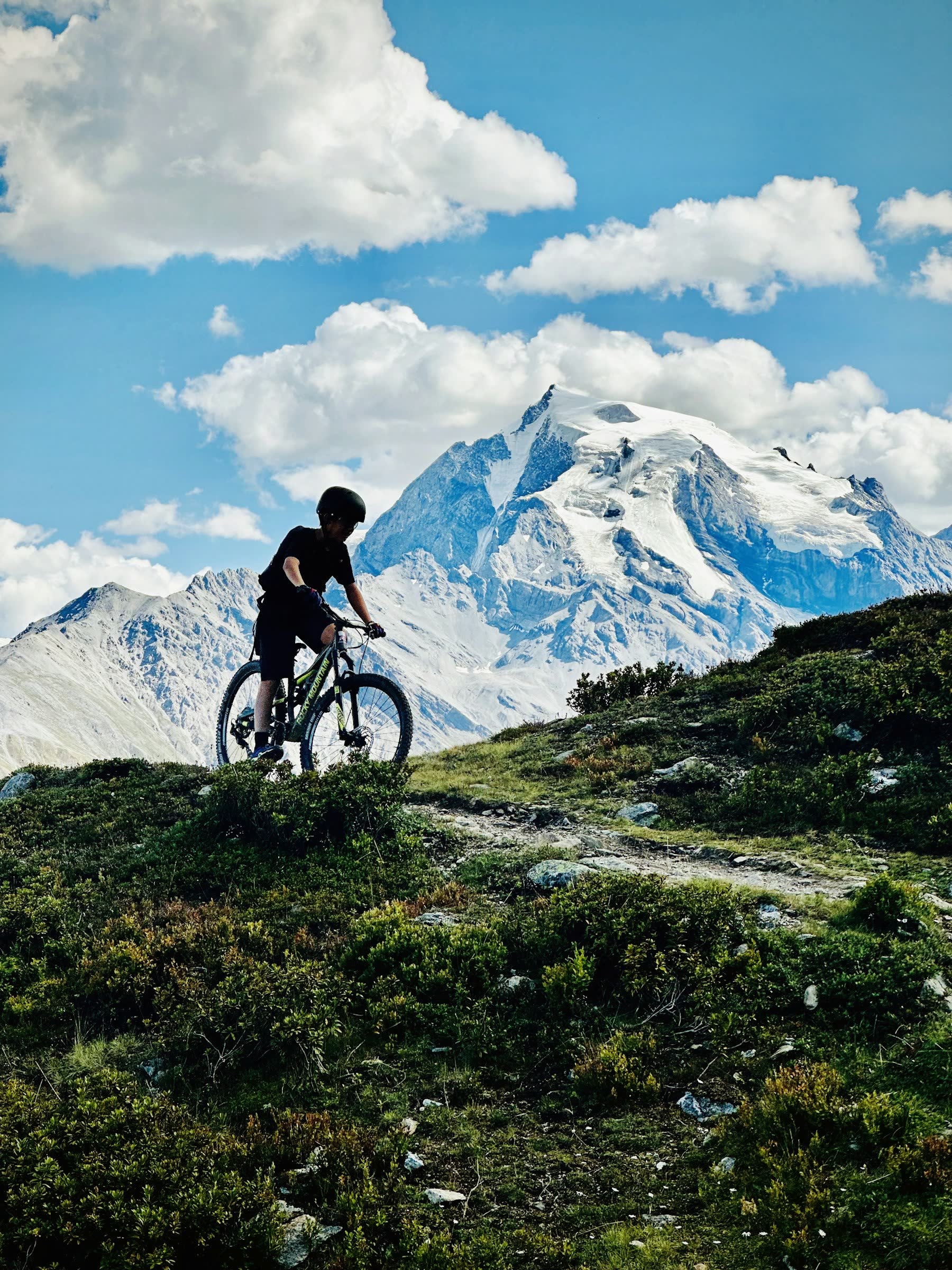 VTT sur une crête alpine dans les Alpes suisses