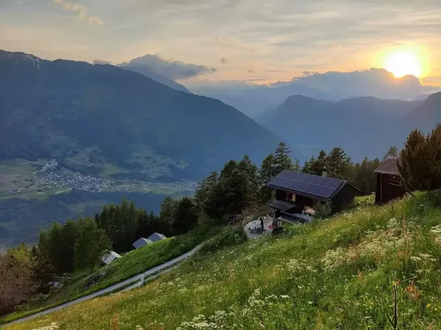 Off-grid solar energy system at Le Gypaète, hébergement écologique Alpes suisses