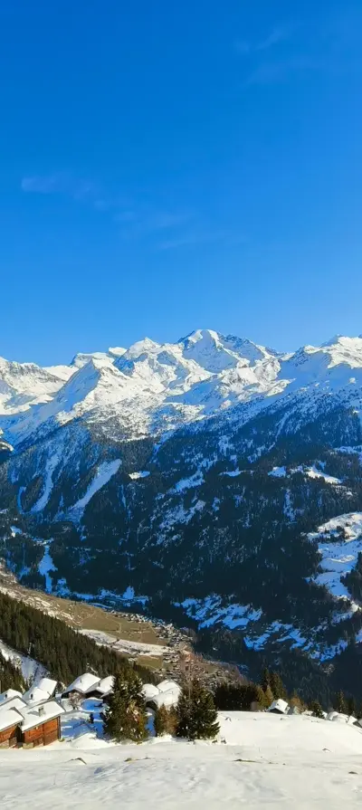 Vue panoramique sur les sommets enneigés du Val de Bagnes depuis Le Gypaète, chalet alpin près de Verbier