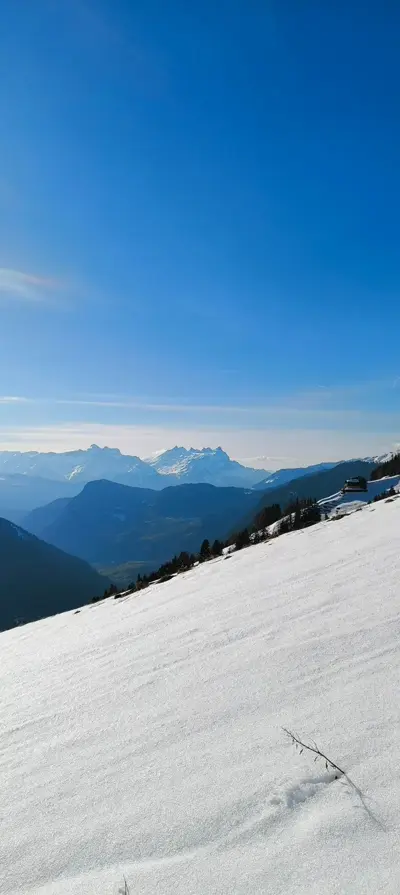 Paysage hivernal des Alpes suisses avec chalet isolé, vue depuis Le Gypaète à 1534m