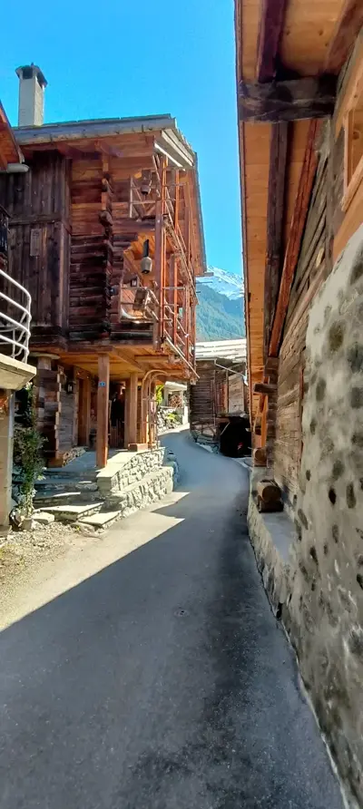 Ruelle typique du village valaisan avec chalets en bois, Val de Bagnes près de Verbier