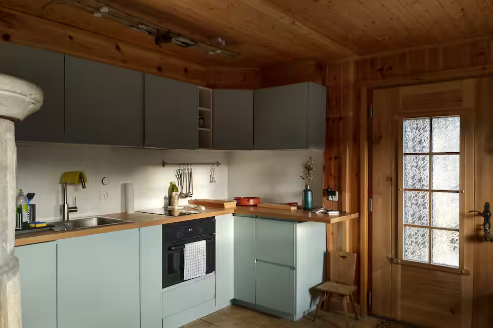 Fully equipped kitchen at Le Gypaète, modern oven and stovetop in alpine chalet